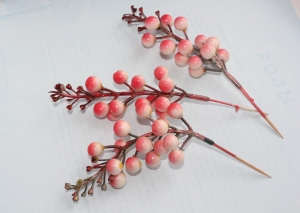 Веточка с ягодками красно-бежевого цвета, 11 см